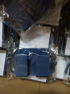 Επιτοίχια θήκη αποθήκευσης για τηλεχειριστήριο και βάση φόρτισης τηλεφώνου.