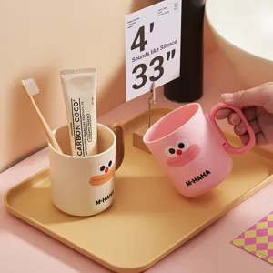Lindo juego de taza de enjuague bucal de pareja de dibujos animados con cepillo y pasta.