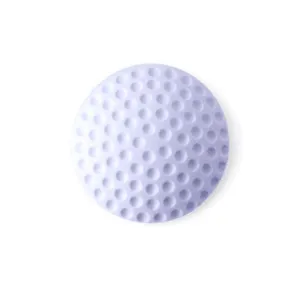 Vue détaillée de la protection murale en silicone violette avec texture texturée de golf.