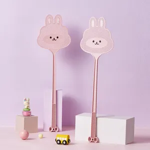 Süße rosa Cartoon Kaninchen Form Kunststoff Fliegenklatsche mit langem Griff für den Haushalt.