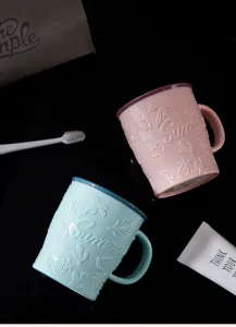 Tazza per spazzolino in plastica goffrata bicolore, bicchiere da risciacquo portatile.