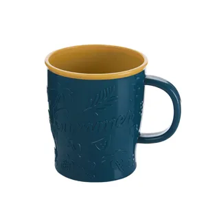 Vista dettagliata della tazza per colluttorio in plastica goffrata a tema estivo con manico.