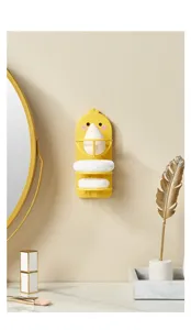 Detailansicht des süßen gelben Enten Make-up Schwammhalters an der Wand im Badezimmer.