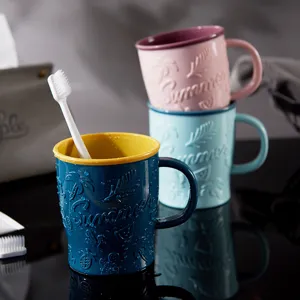 Bicchieri portaspazzolino colorati in rilievo con manico, elegante design estivo per il bagno.