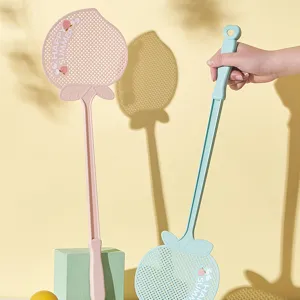 Matamoscas de plástico en forma de melocotón con mango largo, herramienta duradera para el hogar.
