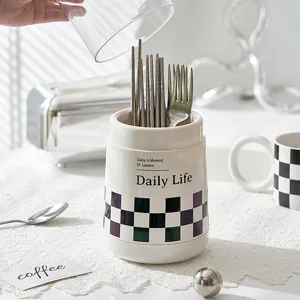 Boîte de rangement pour baguettes de cuisine en céramique avec couvercle et égouttoir.