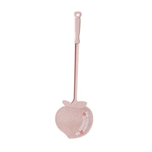 Matamoscas de plástico rosa con forma de melocotón, mango largo y superficie de malla.