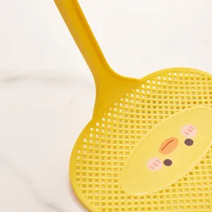 Lindo matamoscas de plastico amarillo con mango largo y rejilla, herramienta para el hogar.