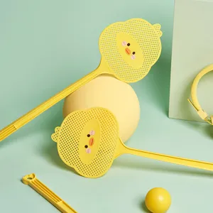 Lindo matamoscas de plástico amarillo con diseño de pato y mango largo y grueso práctico.