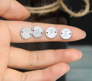Metall runde Buchstaben Anhänger, Doppeloch Verbinder für DIY Schmuckherstellung Basteln.