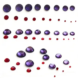 Detailaufnahme verschiedener runder Harz-Cabochons in Lila und Rot mit unterschiedlichen Größen.