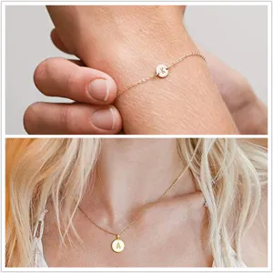 Goldfarbene Initstaben Kette und Armband Set mit runden Buchstaben Anhaenger Schmuck.