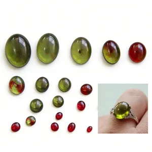 Detailansicht verschiedener ovaler und runder Edelstein-Cabochons mit Ringpräsentation.