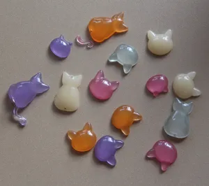 Kleurrijke hars katten bedels, schattige 3D kattenkop ontwerpen voor DIY sieraden accessoires.
