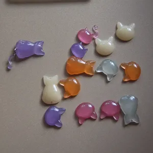 Kleurrijke hars katten bedels en hangers voor DIY sieraden maken en handwerk.