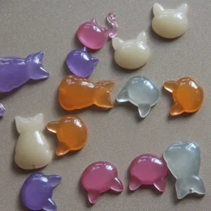 Gedetailleerd overzicht van hars kat bedels, geassorteerde kleuren en schattig dier.