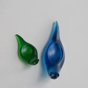 Detailansicht niedlicher, mattierter Glasschnecken-Figuren, farbige Tierornamente.