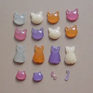 Assortiment kat hars bedels voor DIY sieraden maken met leuke hoofd en staart vormen.