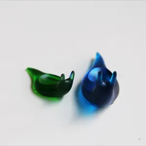 Nahaufnahme Detail von bunten Glas Schnecken Figuren, handgemachte transparente Deko.