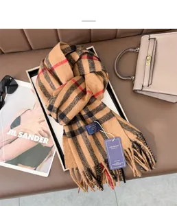 Klassischer Karo Schal in Kaschmir-Gefühl für den Winter, warme Mode Halstuch und Accessoire.