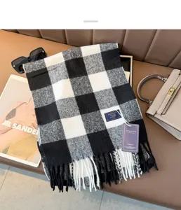 Klassischer schwarz-weißer karierter kaschmirartiger Winterschal mit elegantem Fransen-Design.