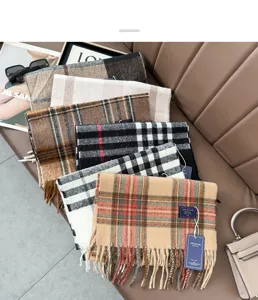 Klassischer Karoschal mit Fransen, weiche Kunstkaschmir Textur für warme Wintertage.
