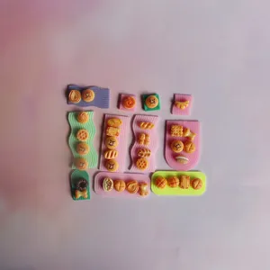 Primer plano detallado de mini alimentos de resina y bonitos moldes de bandejas onduladas DIY.