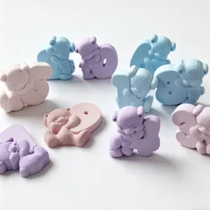 Dettaglio ravvicinato di simpatici stampi in silicone con numeri di orsetto, colori pastello.