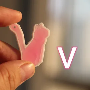 Vista dettagliata di un grazioso ciondolo in resina siliconica alfabeto gatto rosa fai da te.