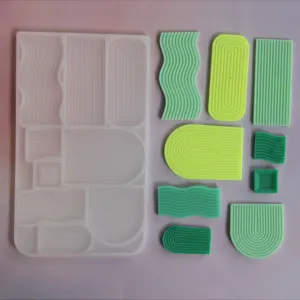 Vista detallada de molde de silicona con ondas y bandejas de resina, accesorio para manualidades DIY.
