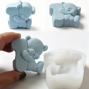 Vista dettagliata del simpatico stampo in silicone con orsetto e numero 1 per candele fai da te.