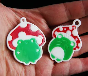 Nahaufnahme Detailansicht süßer Pilz Frosch Harz Anhänger Formen, zeigt exquisites Cartoon Tier Design.