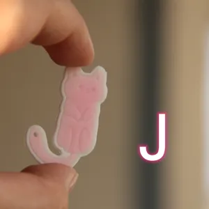 Ciondolo gatto in resina rosa con design lettera J per creazione gioielli fai da te.