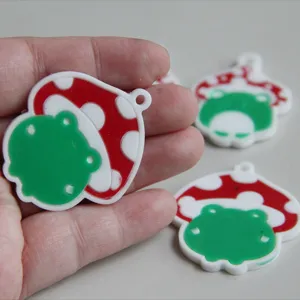 Nahaufnahme des süßen Pilz-Frosch-Anhängers, kreatives Cartoon-Design für Schmuckbasteln.