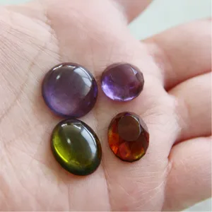 Set von bunten ovalen und runden Cabochon Edelsteinen fuer DIY Schmuckherstellung Top.