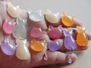 Detail hars katten bedels, kleurrijke handgemaakte kattenhoofd cabochons voor knutselprojecten.