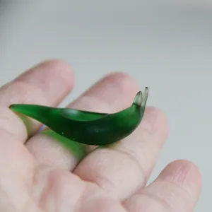 Nahaufnahme Detailansicht der handgefertigten gruenen Glastierfigur Schnecken Display.