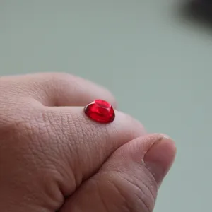 Kleine rote Edelstein Cabochon Detailansicht mit lebendiger Farbe und glanzvollem Design