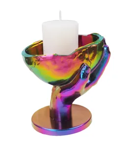 Detail des Harz Hand Totenkopf Kerzenhalter Form, Regenbogen Effekt mit Stumpenkerze Deko.
