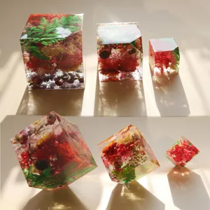 Set di 3 ornamenti decorativi in resina a cubo sfaccettato con fiori secchi naturali inclusi.