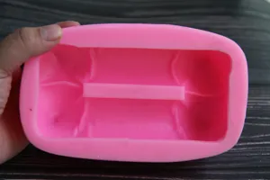 Nahaufnahme Detail des rosa Silikon Kissen Form fuer Handyhalter, flexible Bastelwerkzeug.