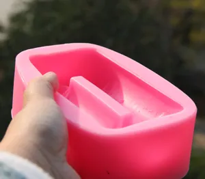 Rosa Silikonform fuer handgemachte Handyhalterung aus Beton und Gips Basteln DIY