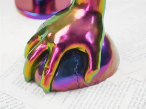 Schillernde Hand und Totenkopf Harz Ornament, bunte galvanisierte Gothic Deko.