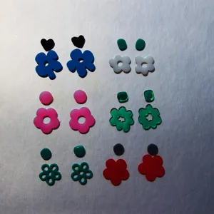 Nahaufnahme von bunten Acryl Blumen Ohrringen mit verschiedenen lebendigen Farben und Designs.