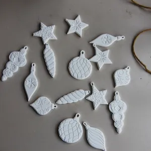 Gips Weihnachts-Ornament Details, weiße Aroma-Stein Anhänger mit geprägten Schneeflocken und Sternen.