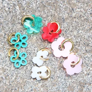 Bunte Acryl Blumen Anhänger Ohrringe Set, trendige handgefertigte Schmuckaccessoires.
