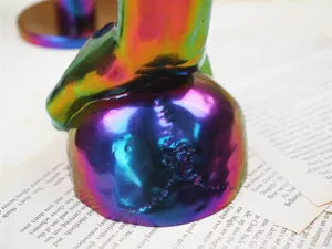 Irideszierendes Harz Totenkopf Kerzenhalter Form Detail, schönes Regenbogen Design.