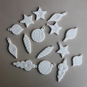 Weisser Gips Weihnachts-Hängeornament-Set mit Stern- und Kugelformen für DIY-Bemalungsdekor.