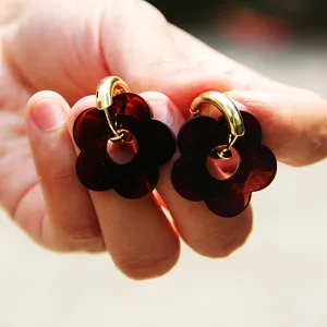 Schicke braune Harz Blumen Ohrringe mit goldenem Reif fuer elegante modische Accessoires