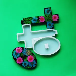 Kit de moule en silicone croix DIY avec base ovale et plateau en resine epoxy et fleurs sechees.